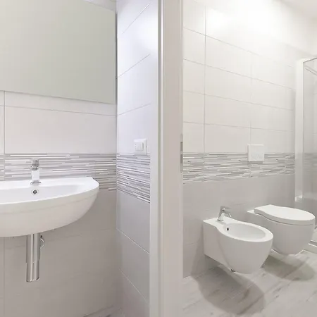 Les Trois Merveilles Grey Lewis Apartment *
