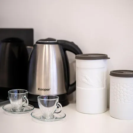 Les Trois Merveilles Grey Lewis *