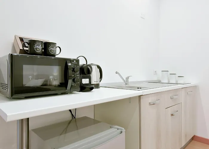 Les Trois Merveilles Grey Lewis