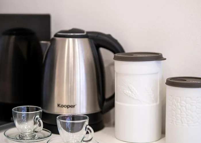 Les Trois Merveilles Grey Lewis *